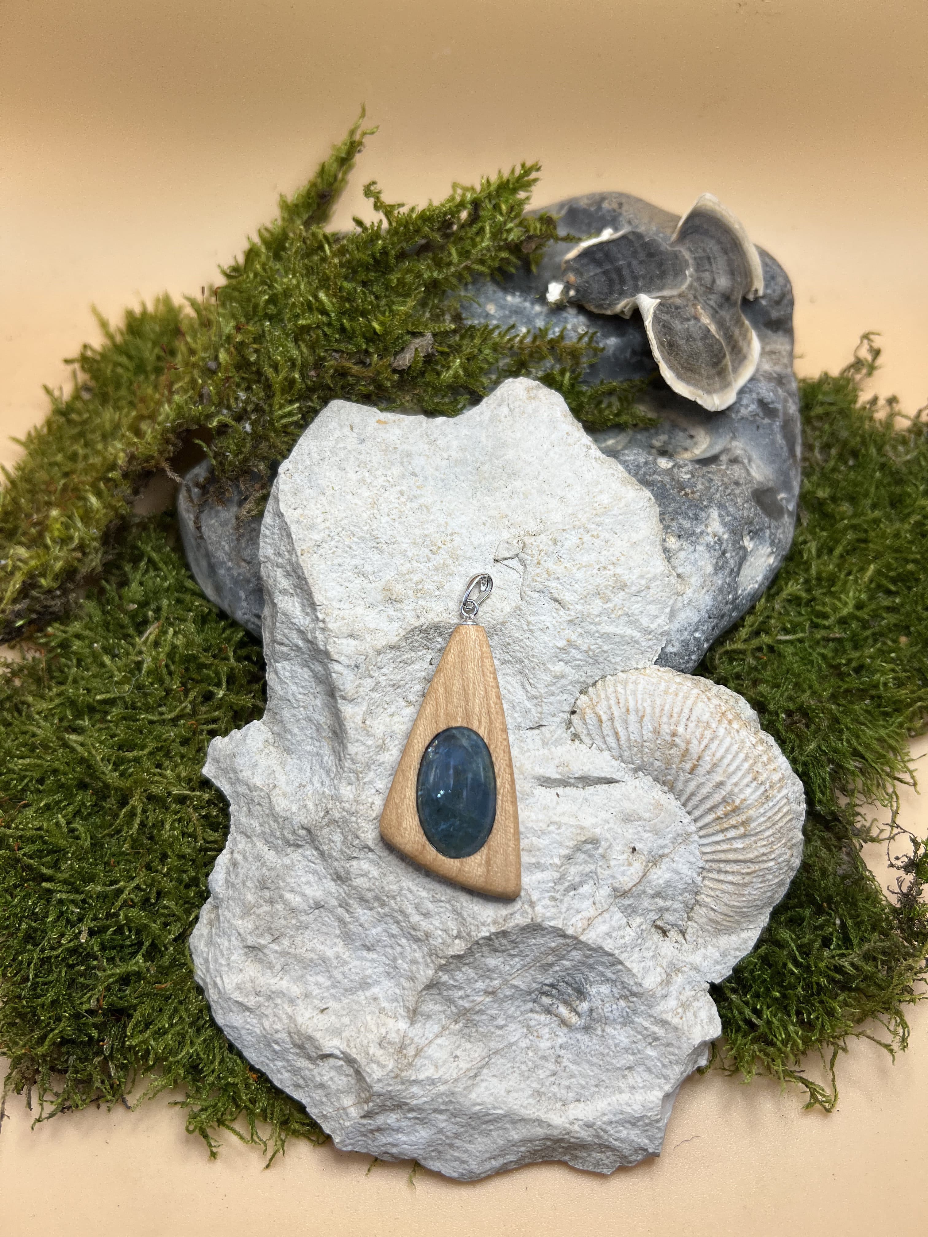 Aquamarin Anhänger mit Rüster