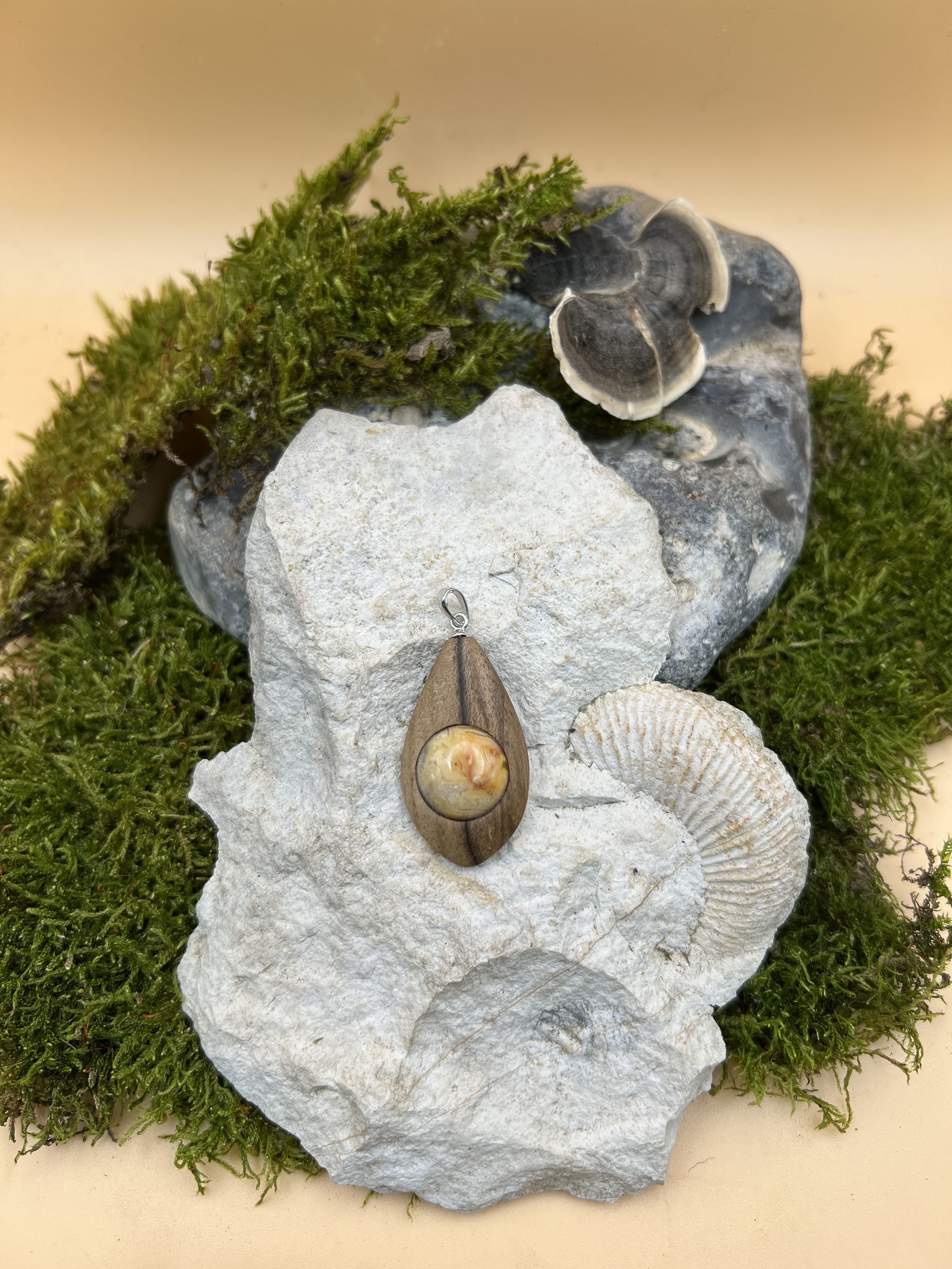 Achat Anhänger mit Nussbaumholz