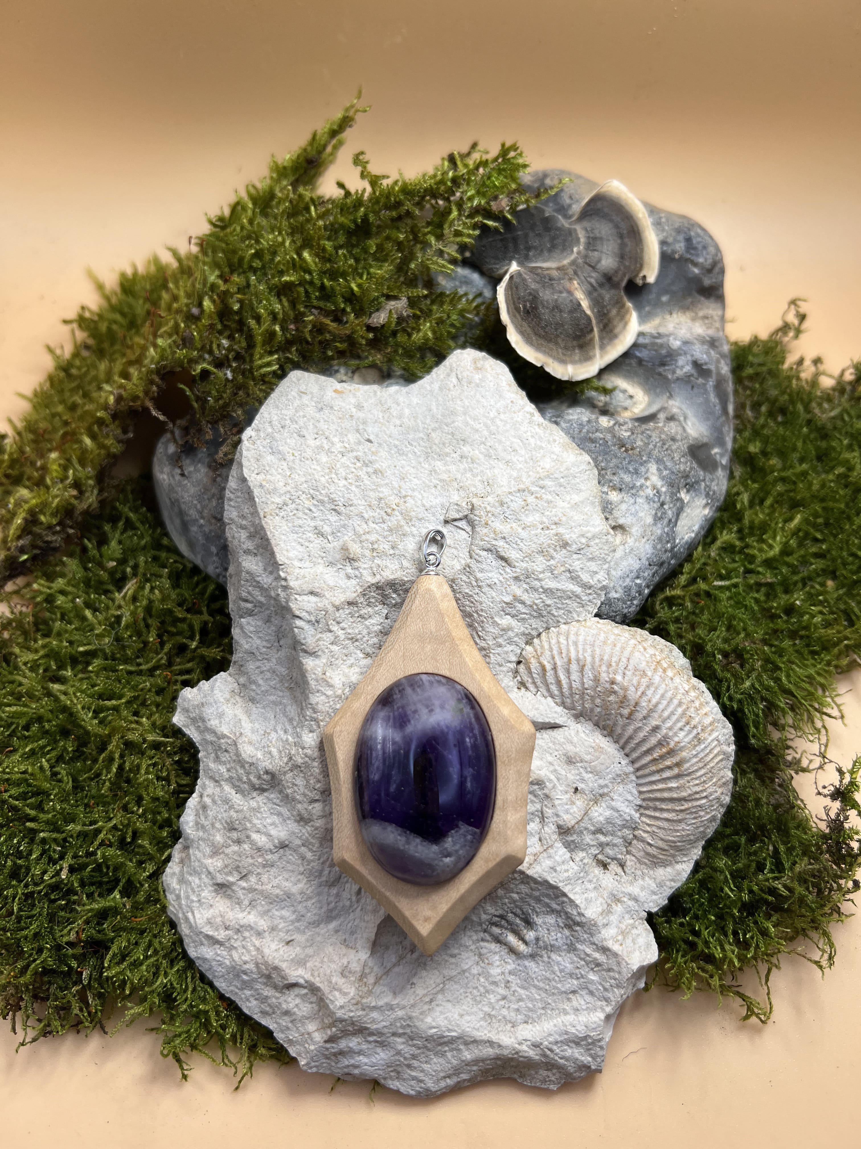 Amethyst Anhänger mit Ahornholz