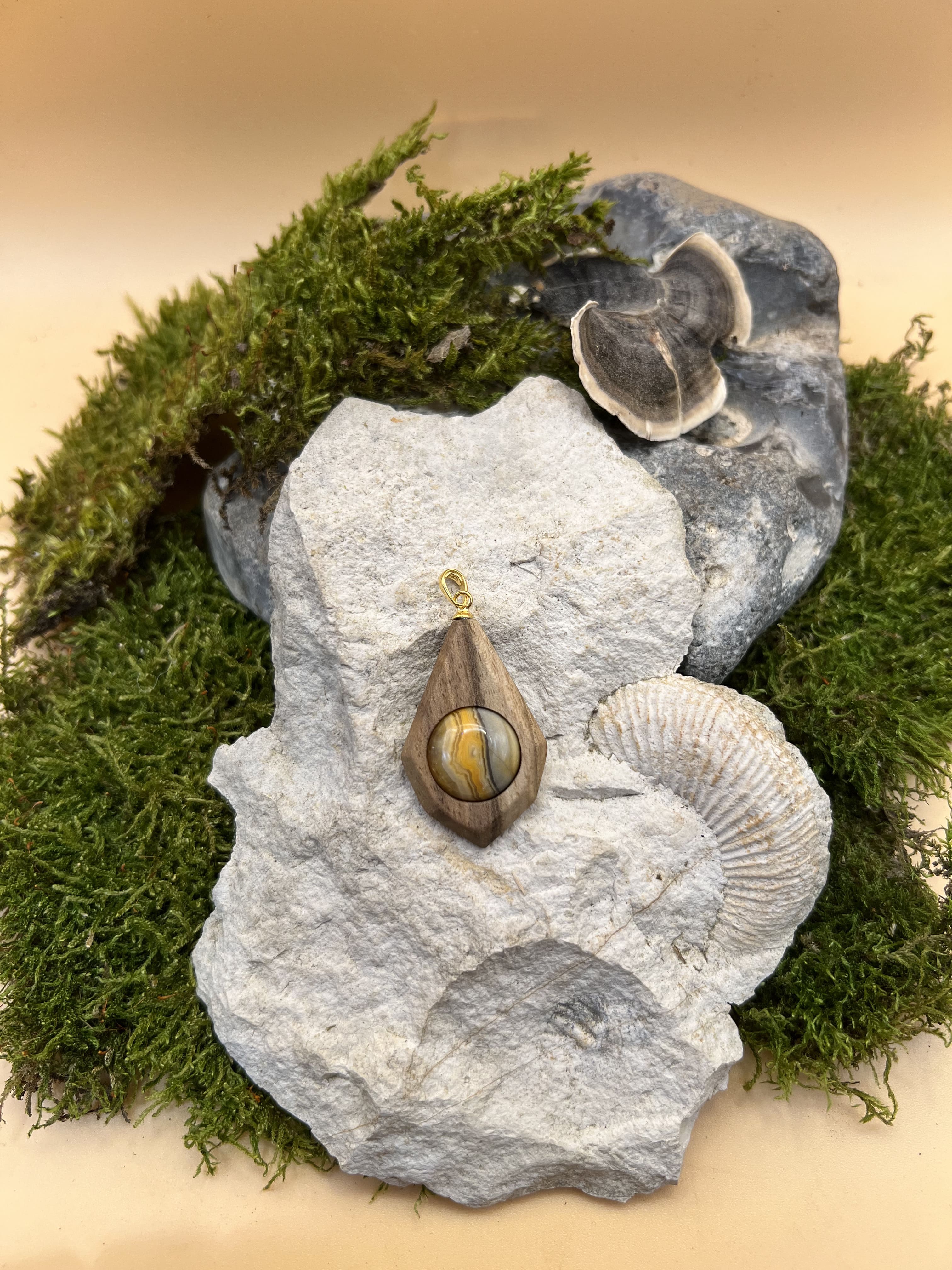 Achat Anhänger mit Nussbaumholz