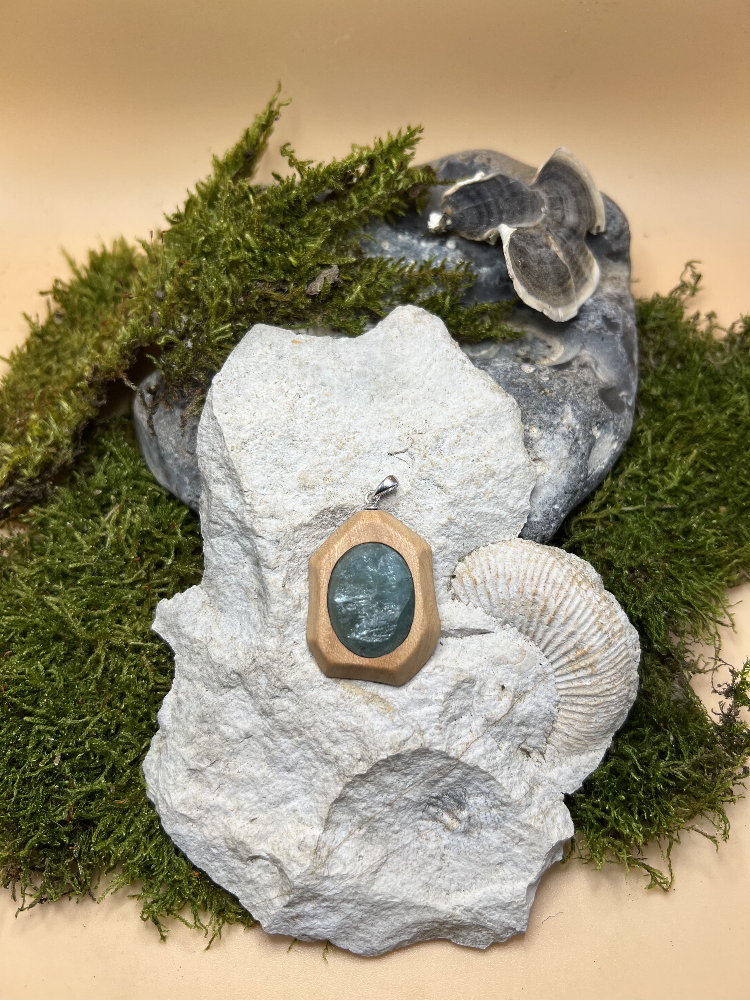 Aquamarin Anhänger mit Rüster