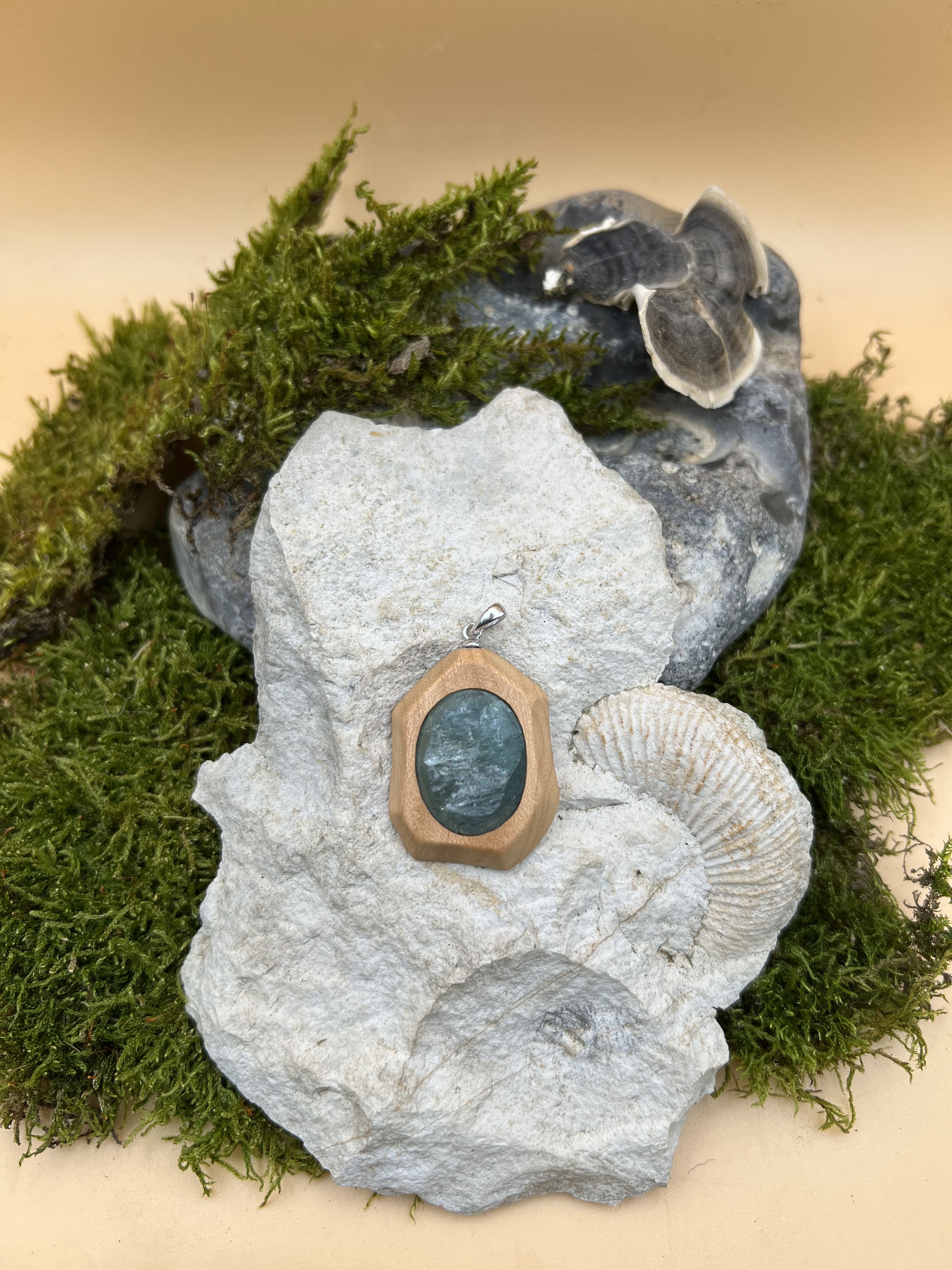 Aquamarin Anhänger mit Rüster