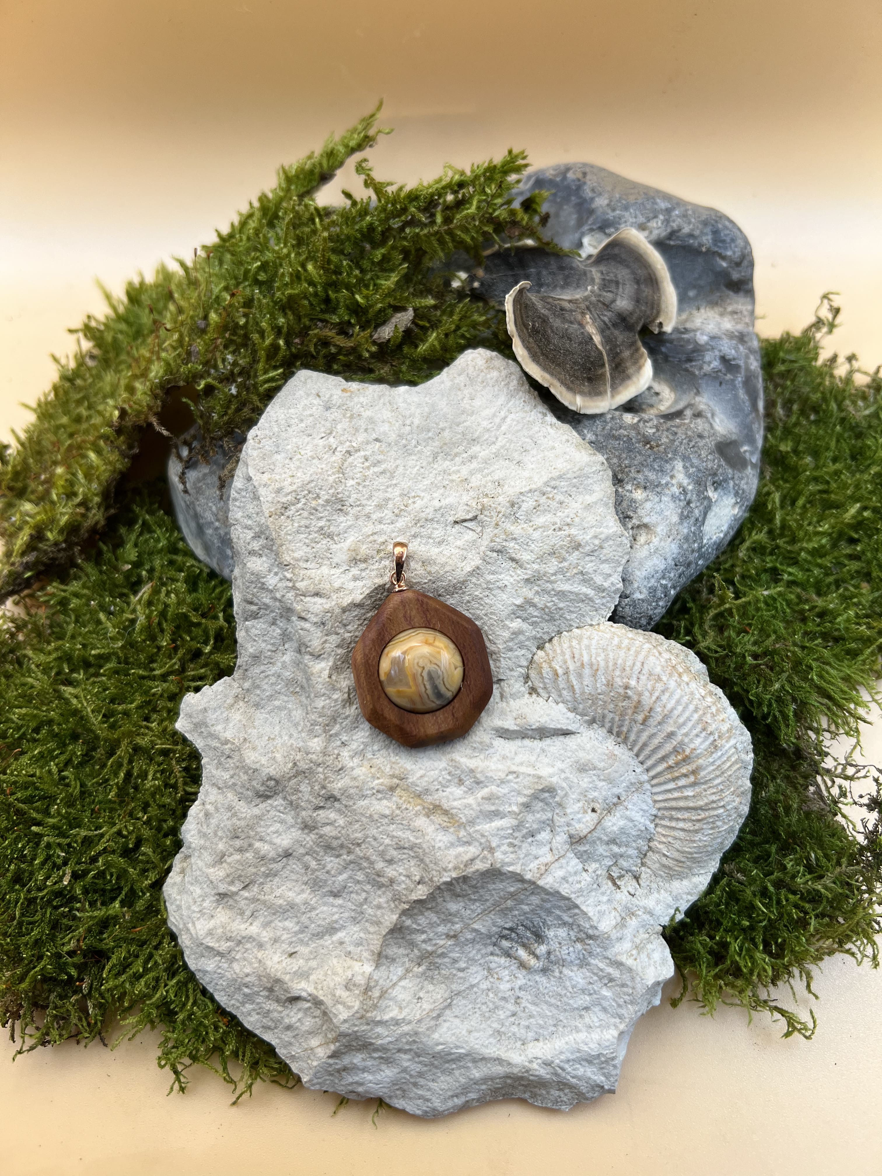 Achat Anhänger mit Zwetschgenholz