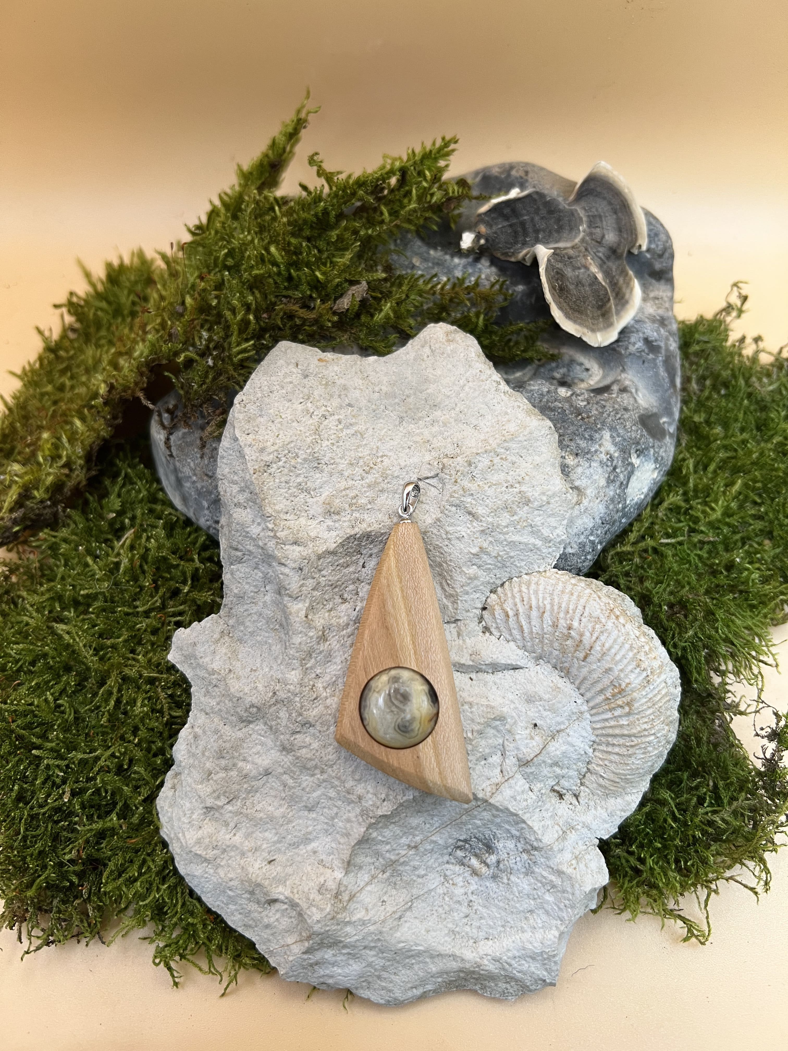 Achat Anhänger mit Kirschbaumholz