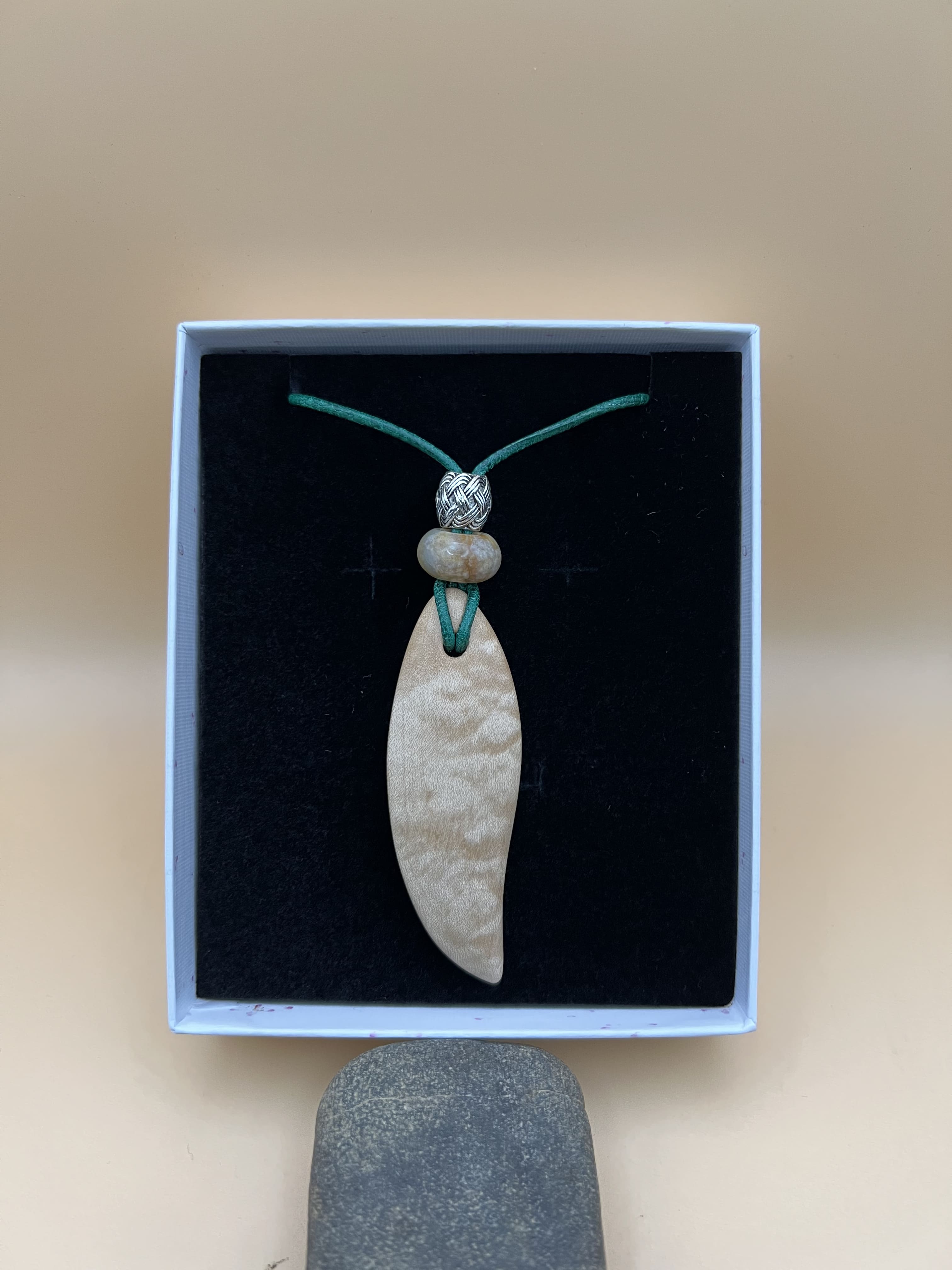 Ahorn Anhänger mit Edelsteinperle Zylinder und Lederband