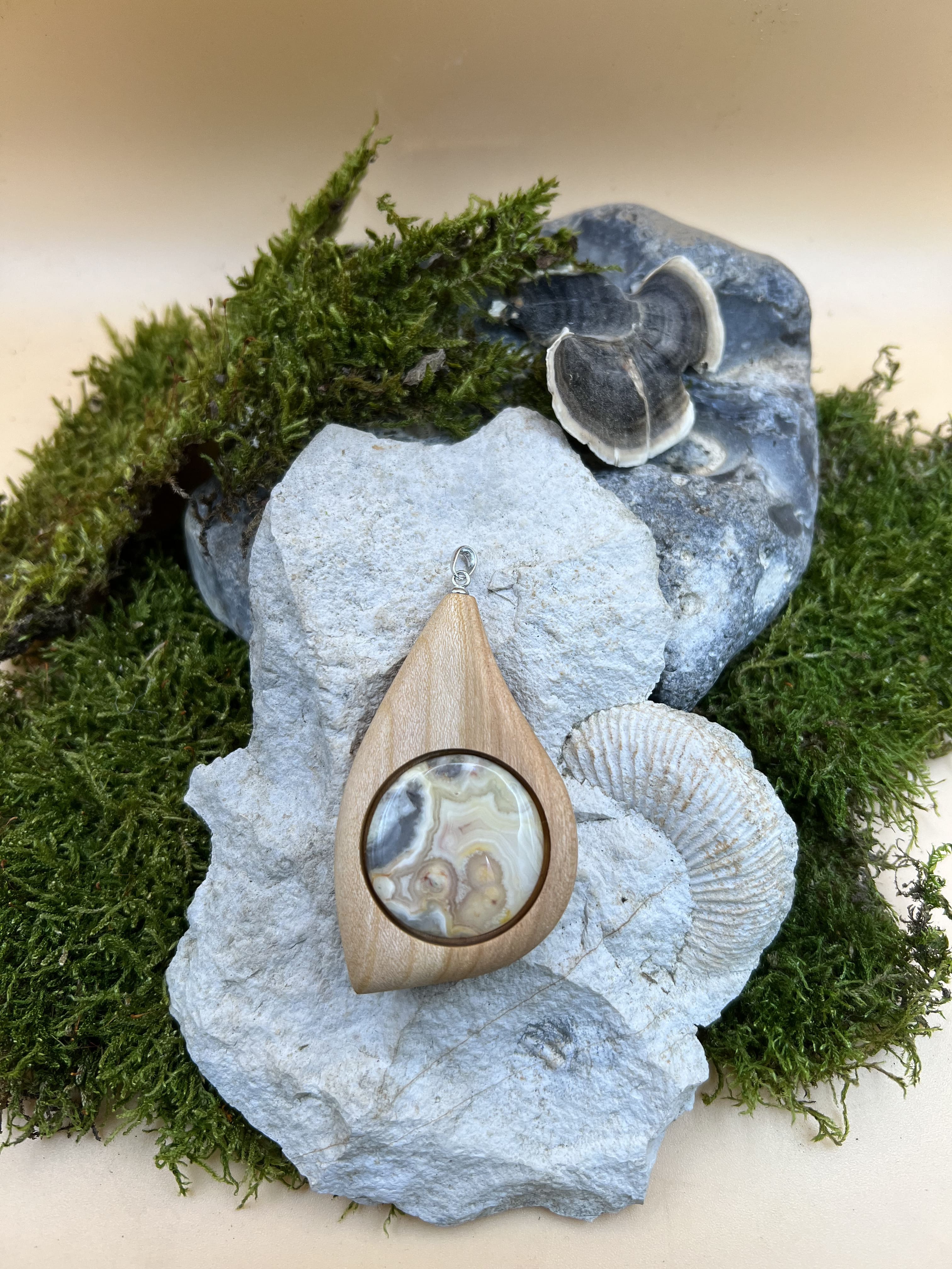 Achat Anhänger mit Kirschbaumholz