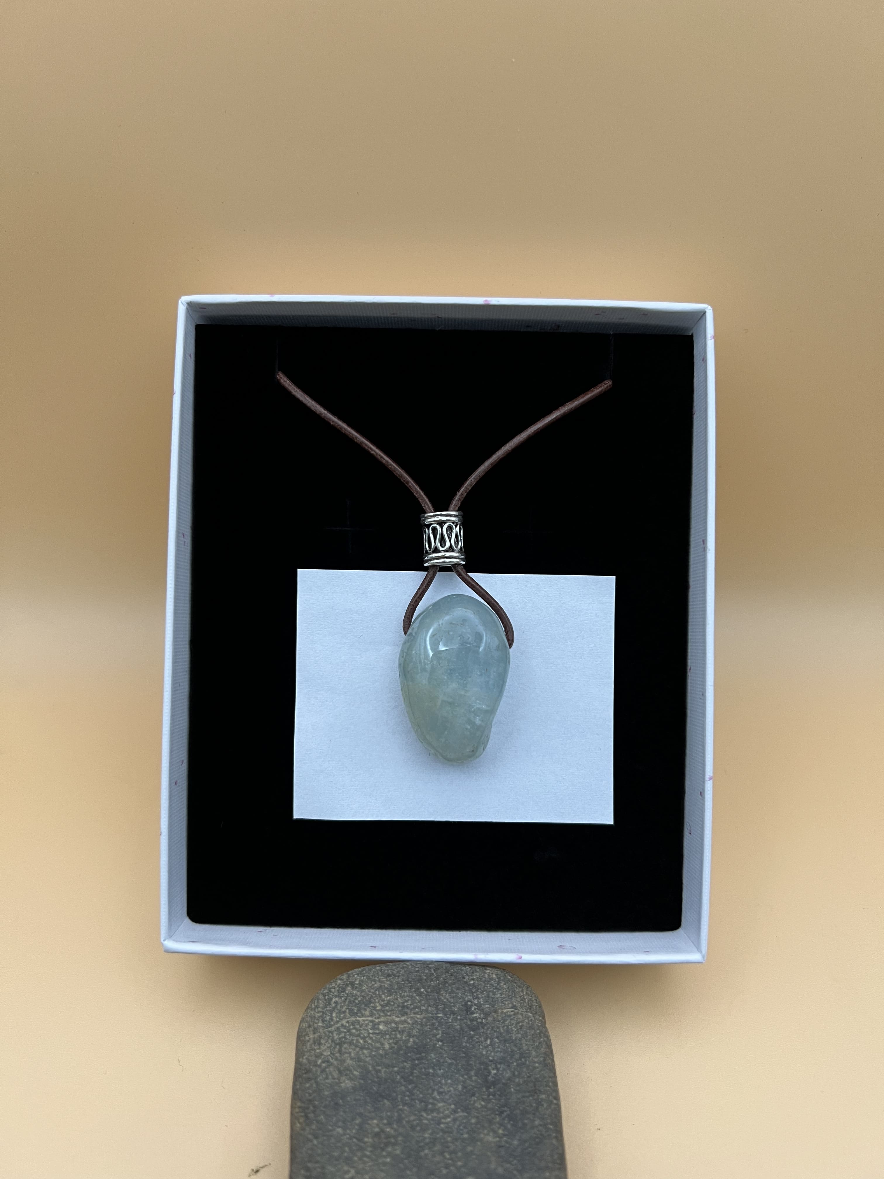 Aquamarin Anhänger mit Perle und Lederband