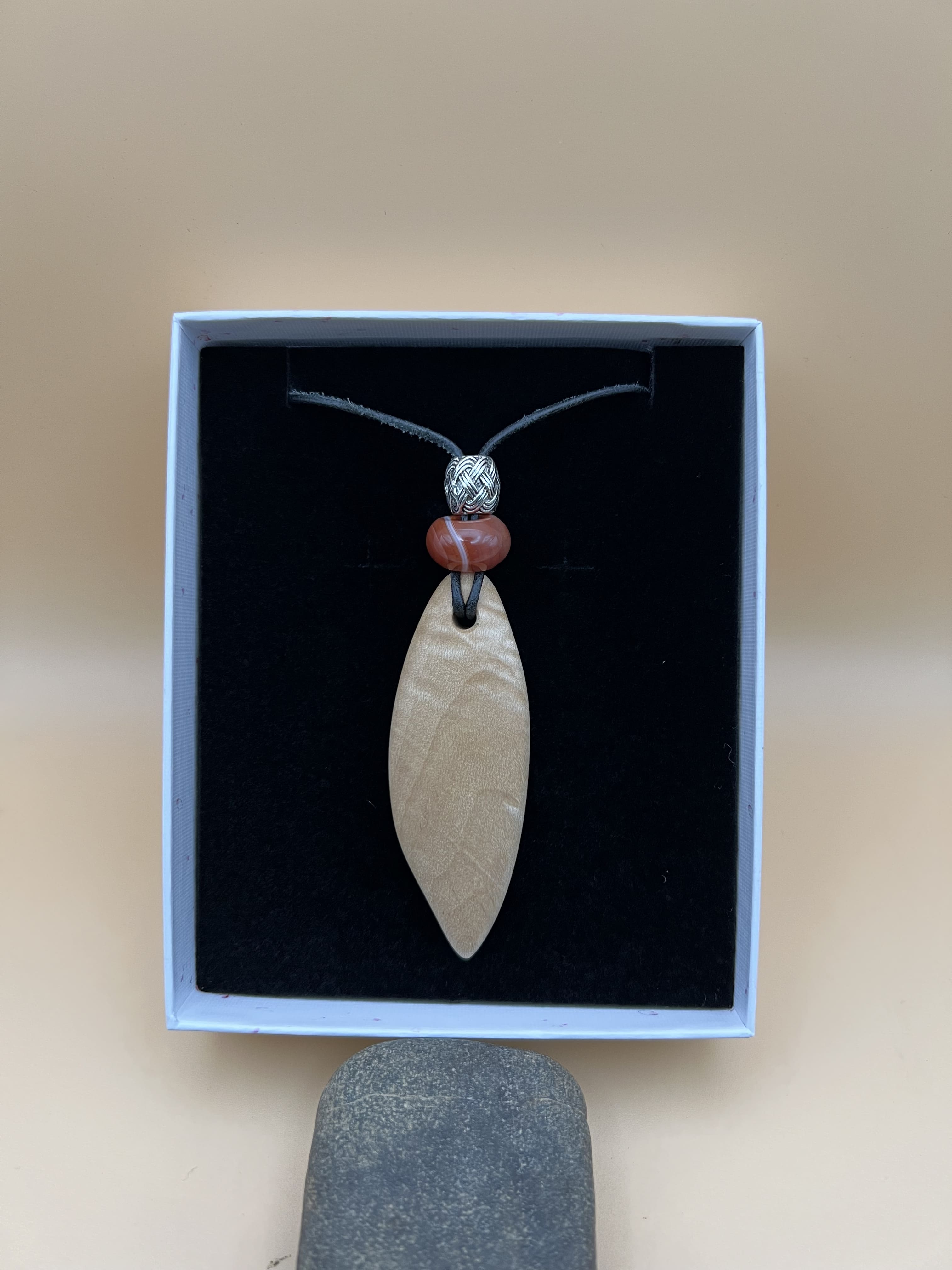 Ahorn Anhänger mit Edelsteinperle Zylinder und Lederband