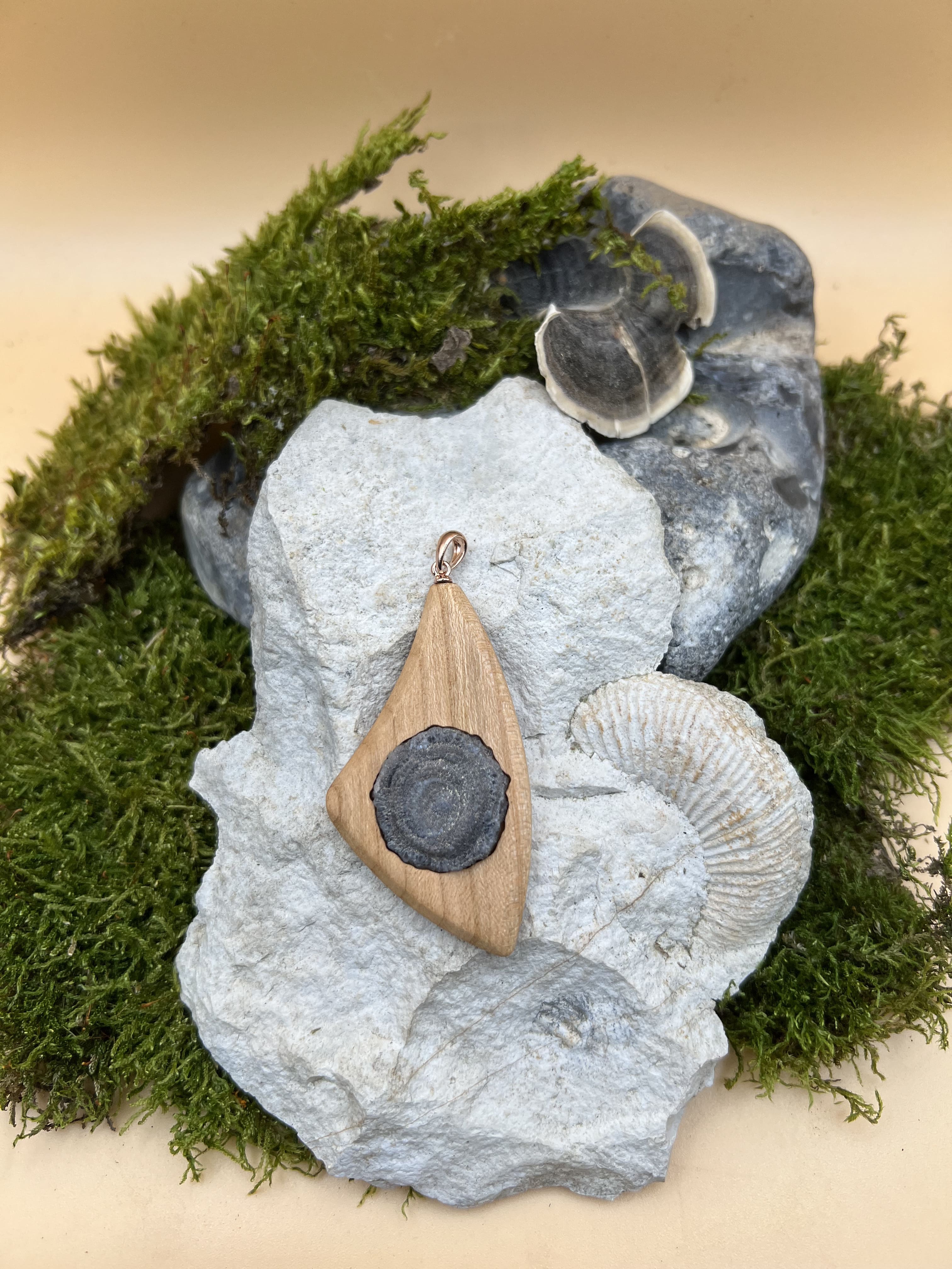 Chalcedonrose Anhänger mit Rüster