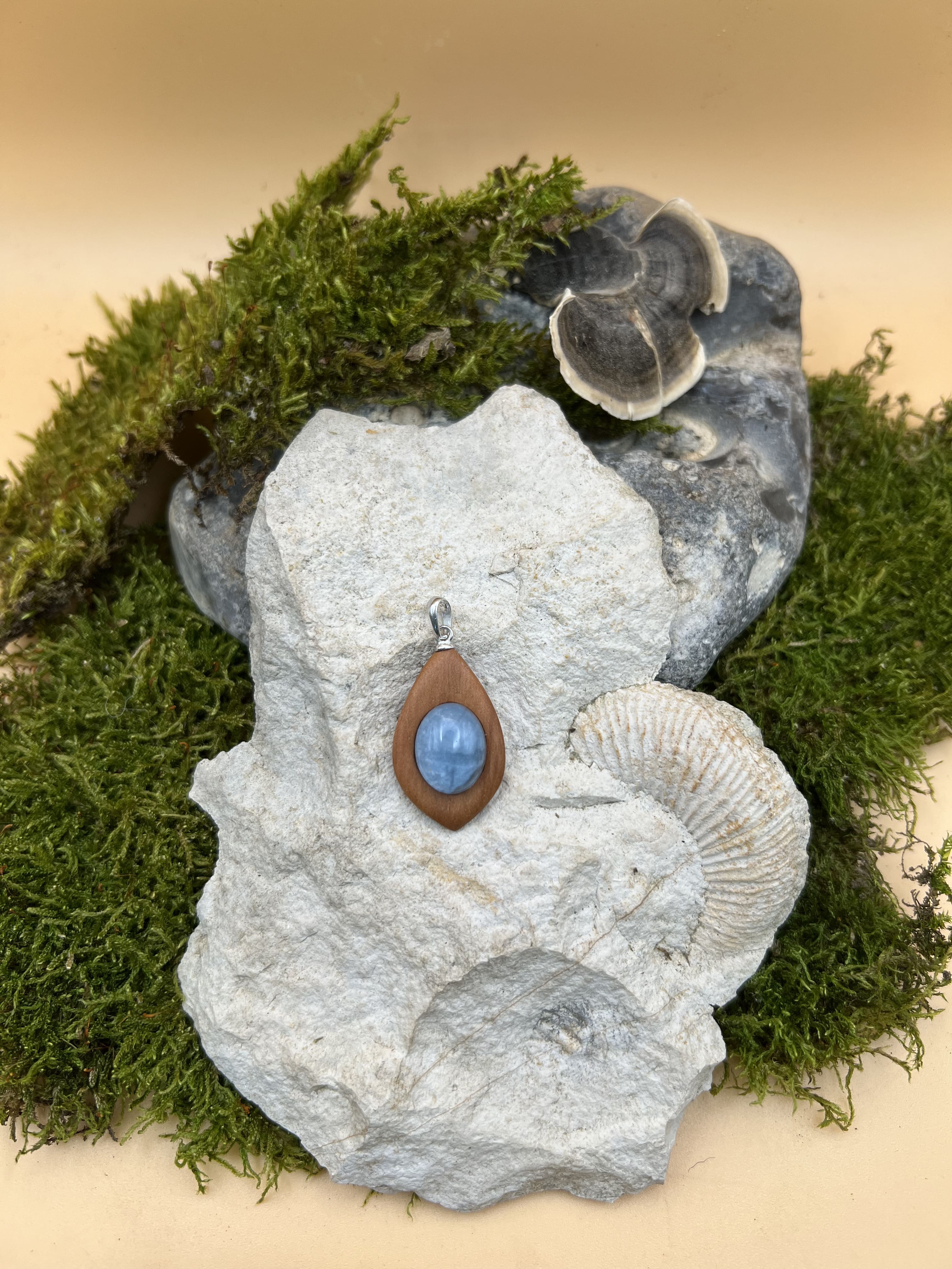 Aquamarin Anhänger mit Birnbaumholz