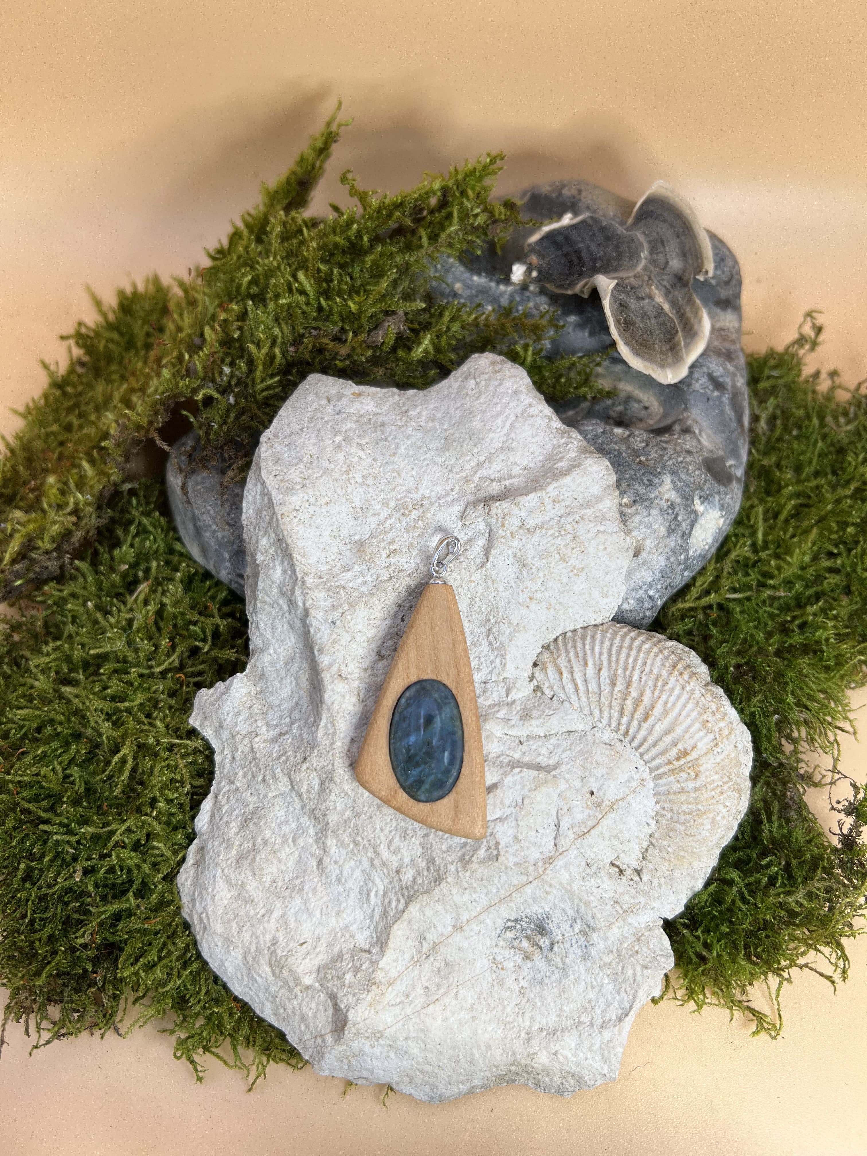 Aquamarin Anhänger mit Rüster